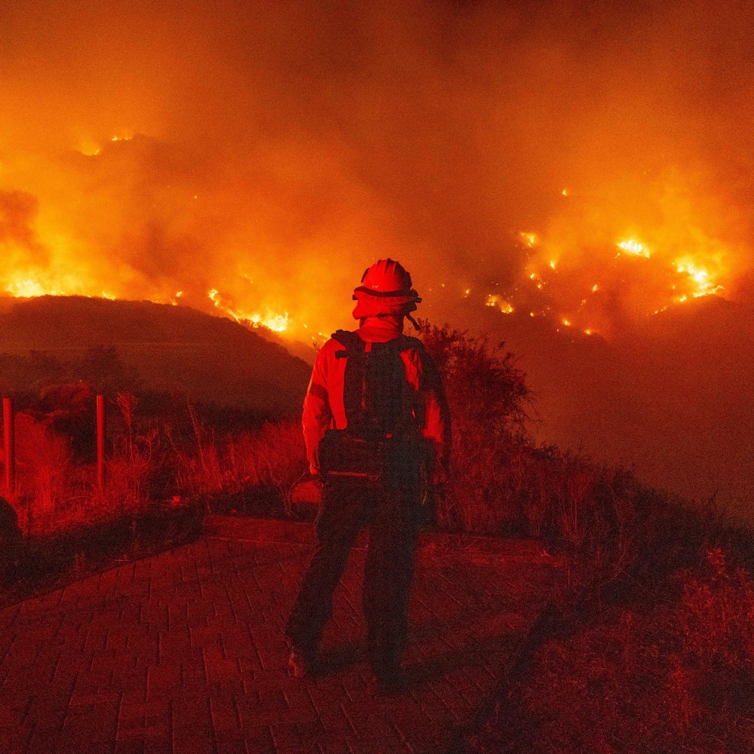 Bombeiros fazem progresso no combate ao incêndio florestal em Malibu