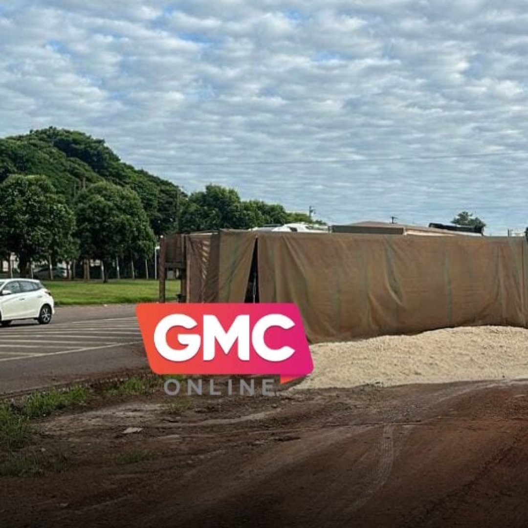 Carreta tomba no Contorno Sul em Maringá