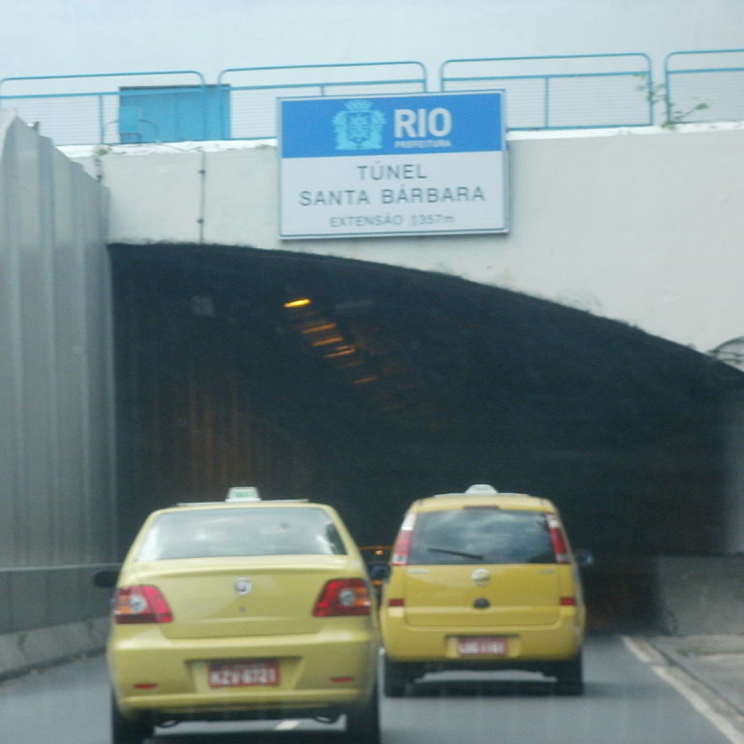 Túnel Santa Bárbara no Rio de Janeiro é interditado após queda de parte de sua estrutura