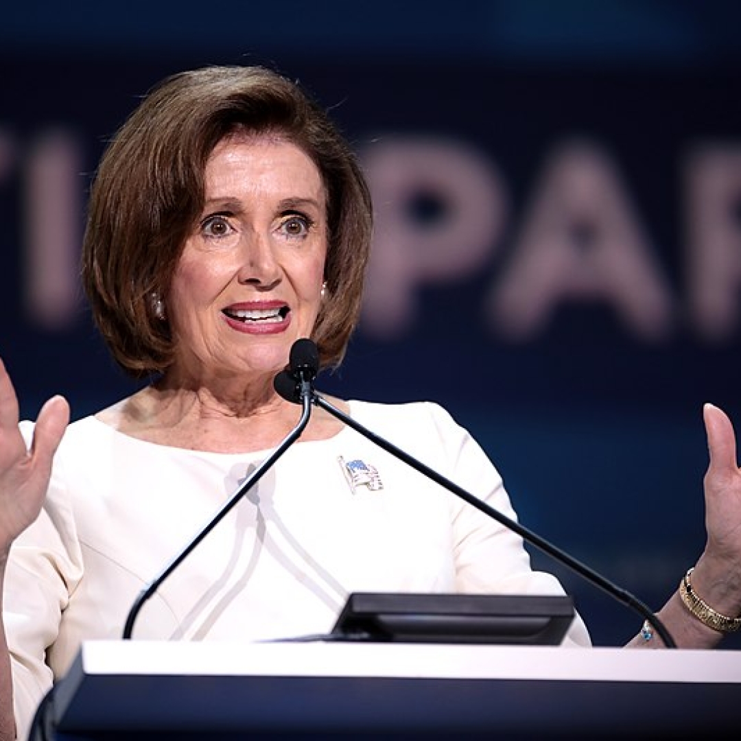 Ex-presidente da Câmara dos EUA, Nancy Pelosi, é hospitalizada após lesão em viagem oficial