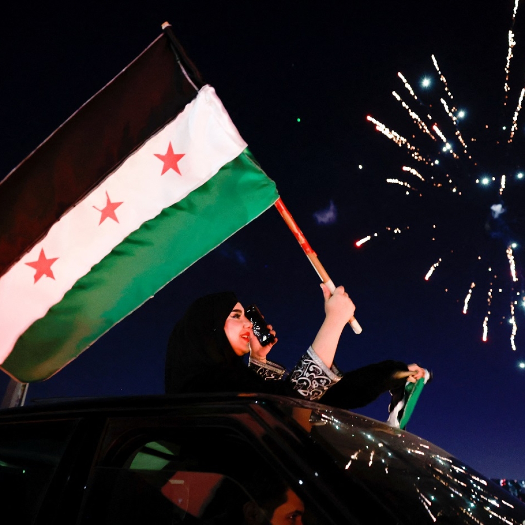 Sírios levantam nova bandeira após queda do ditador Bashar al-Assad