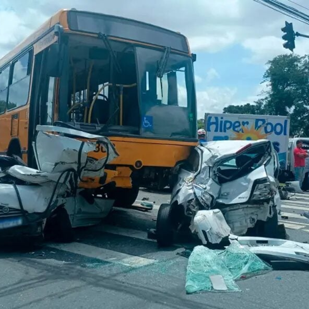 Polícia investiga por que guincho não foi acionado antes de acidente fatal de ônibus