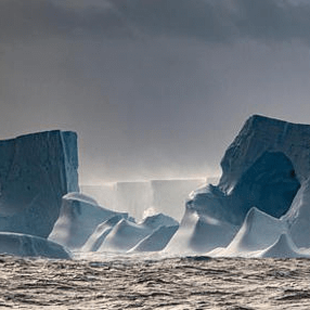 Maior iceberg do mundo começa a se mover novamente