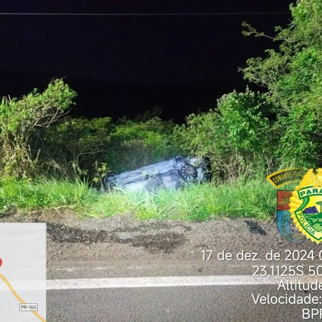 Motorista hospitalizado após carro capotar e pegar fogo na PR-160