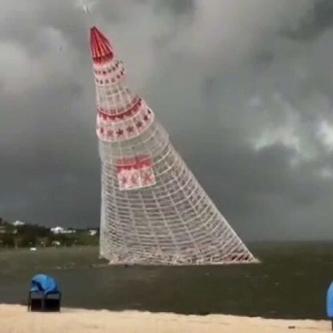 Árvore flutuante de Natal cai e mata uma pessoa no Rio