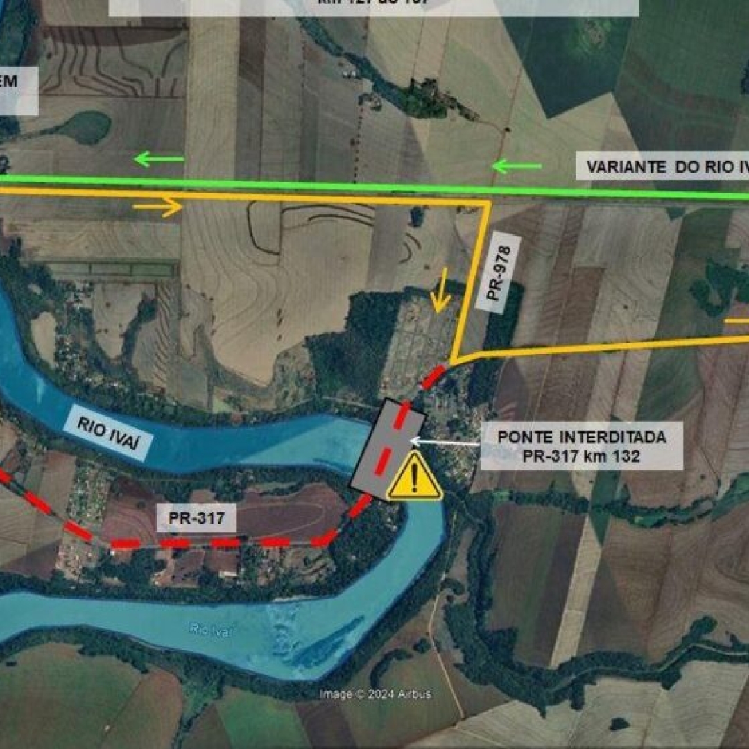 Balsa encalha em ponte sobre o Rio Ivaí e interdita rodovia PR-317