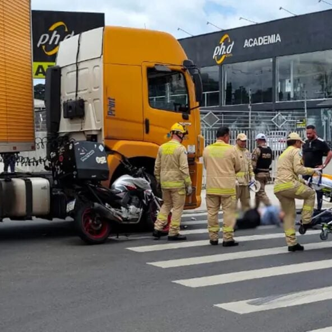 Motociclista se fere em acidente com caminhão dos Correios em Curitiba