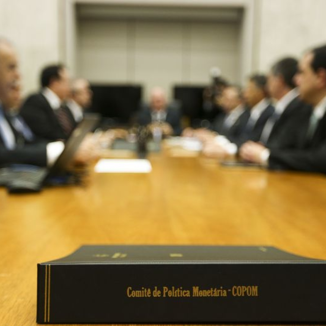 Economistas projetam aumento da taxa Selic em 2025