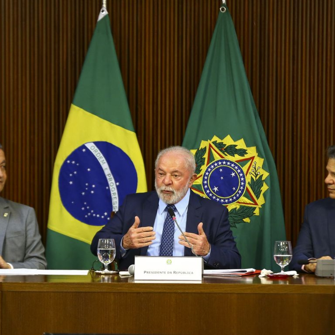 Lula retorna a Brasília após internação