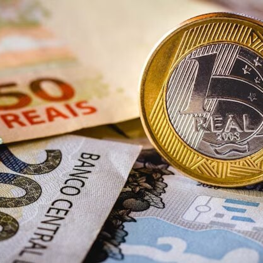 Por que o real é a moeda mais desvalorizada em relação ao dólar