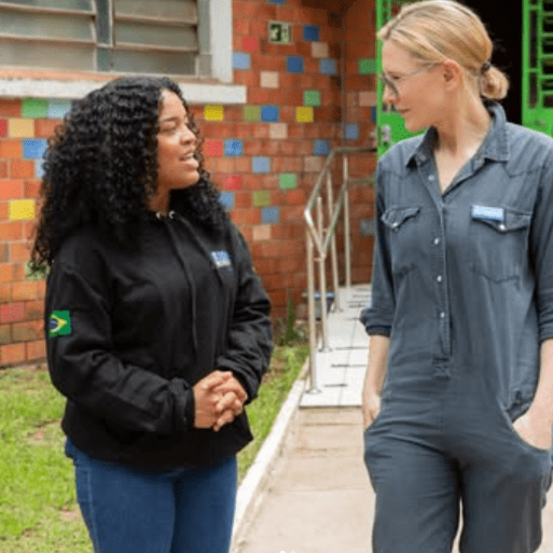 Atriz Cate Blanchett visita cidades afetadas por enchentes no Rio Grande do Sul