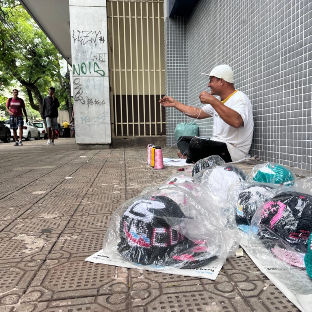 Artesão de Maringá cria bonés de linha personalizados