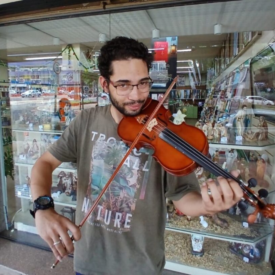 Violinista Carlos Rodrigues inspira nas ruas de Maringá