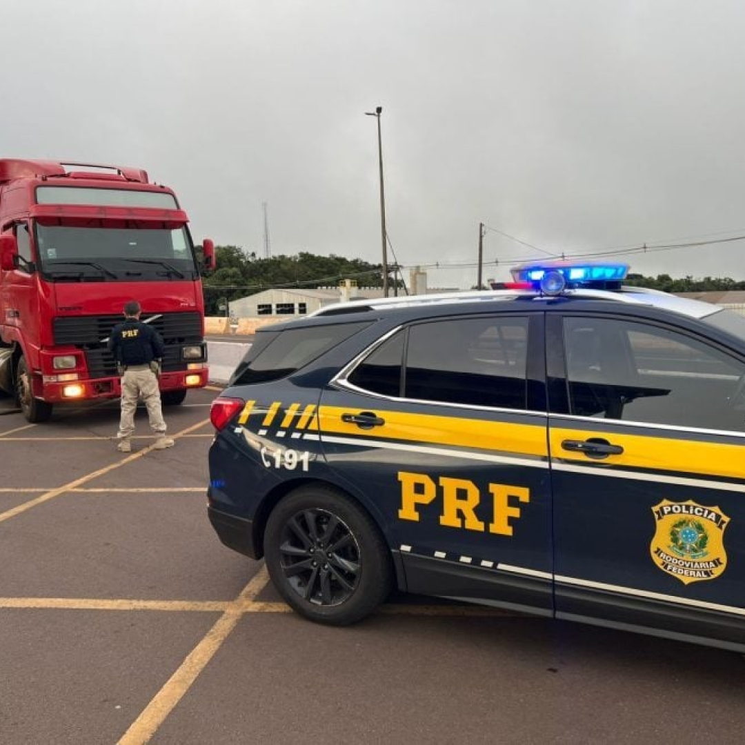 PRF apreende carreta com cigarros paraguaios em Cascavel