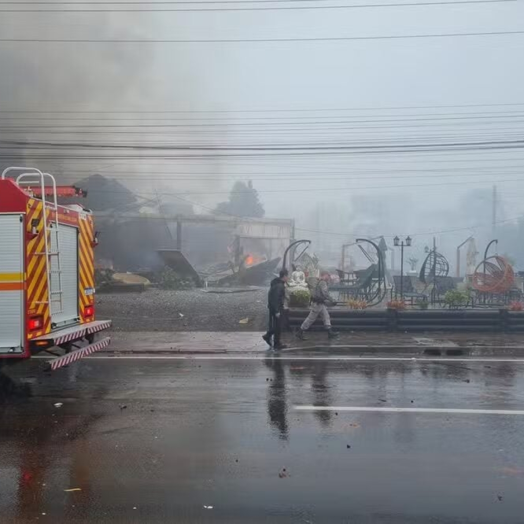 Avião cai em Gramado com nove mortos