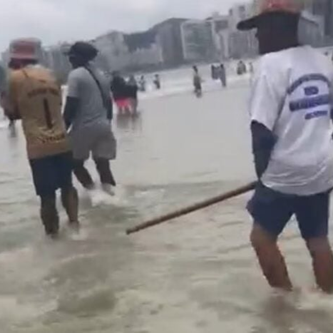 Turistas espancam suspeito de roubo em praia do Guarujá