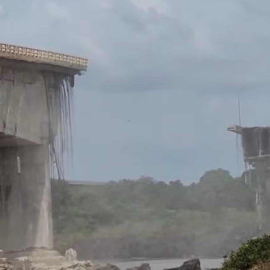 Ponte JK desaba no Rio Tocantins