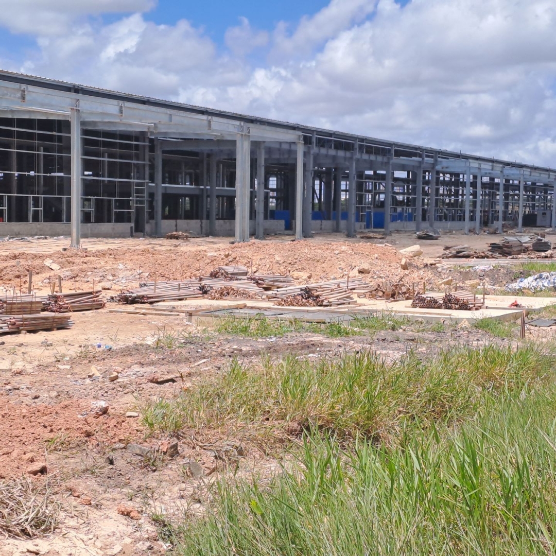 MPT encontra trabalhadores em condições análogas à escravidão em obra de fábrica de carros elétricos na Bahia