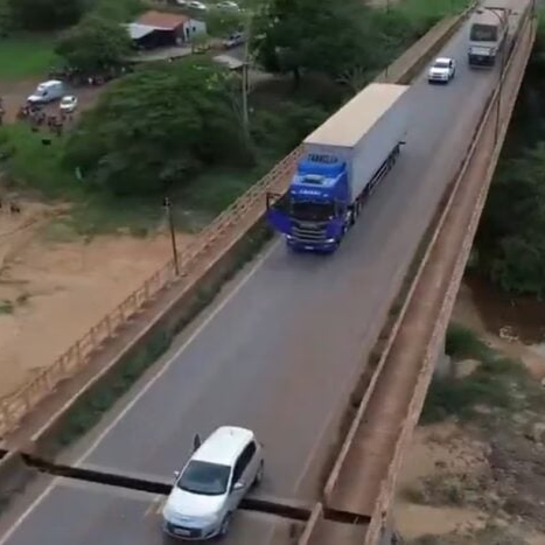 Vídeo mostra carros presos em fenda da ponte que desabou em Tocantins