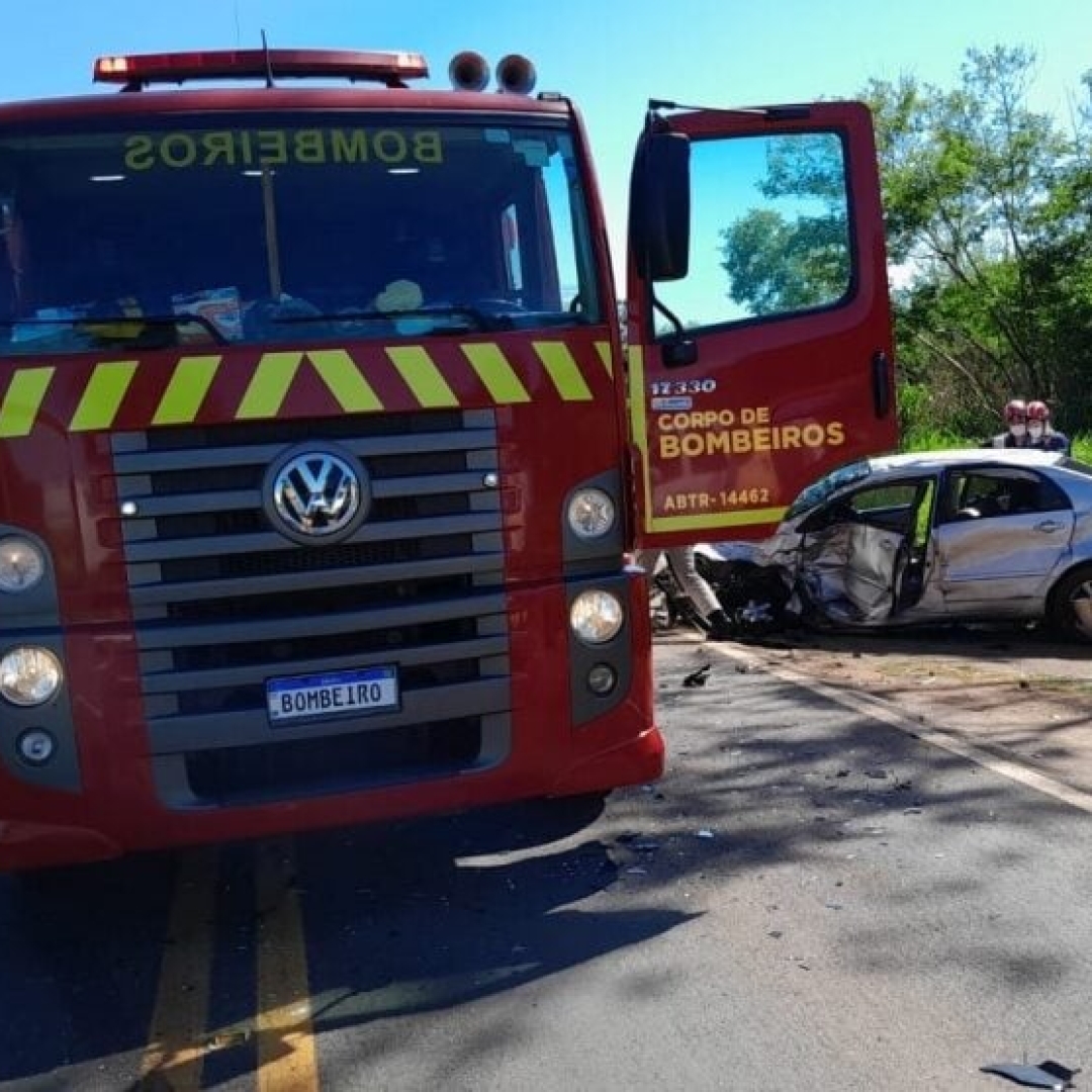 Acidente na PR-323 deixa uma mulher morta e cinco feridos, incluindo uma criança