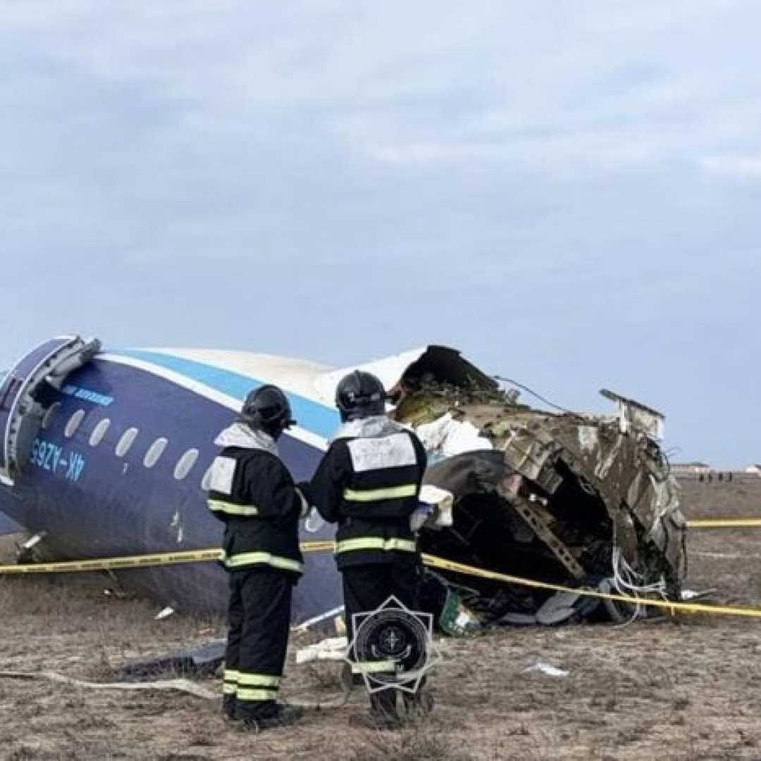 Queda de avião no Cazaquistão resulta em 38 mortes