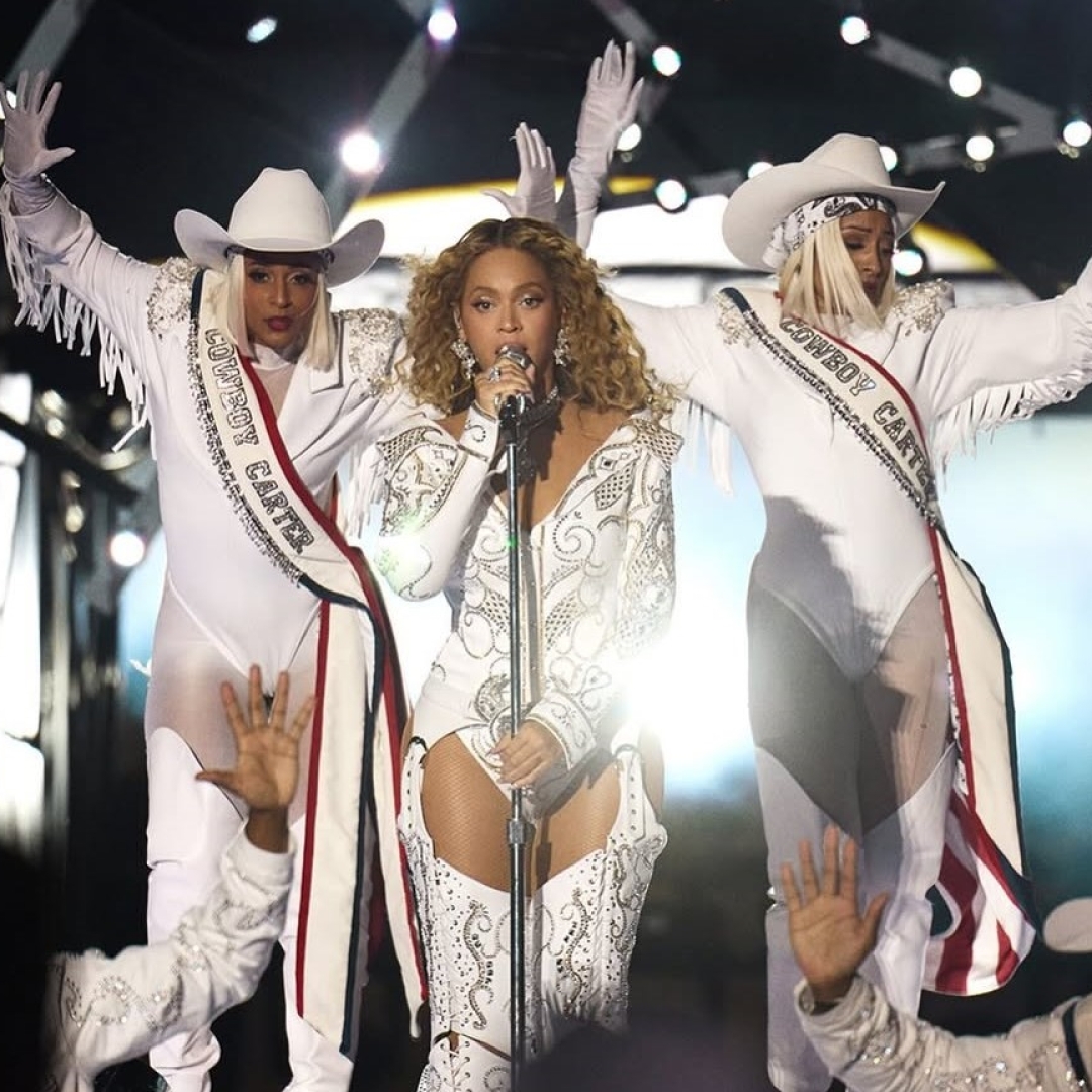 Beyoncé faz gesto de arma em show na NFL