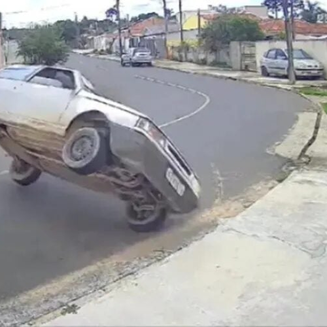 Carro capota e atinge residência em Ponta Grossa