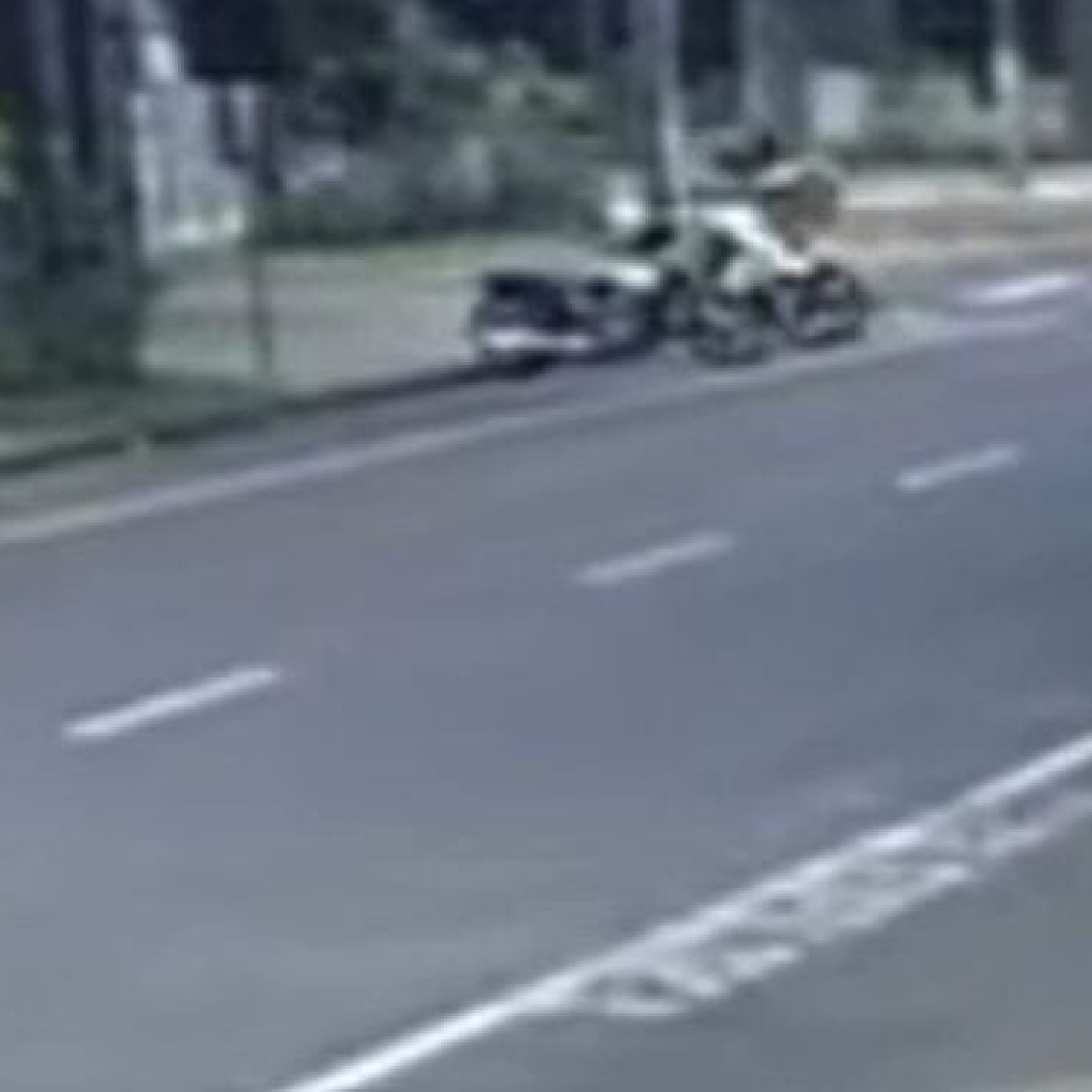 Acidente entre carro e moto em Umuarama