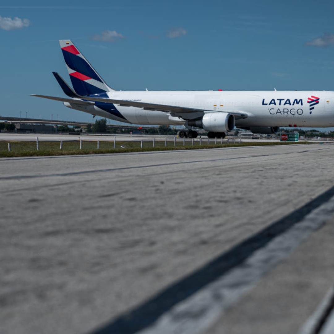 Avião da Latam faz pouso forçado em Brasília