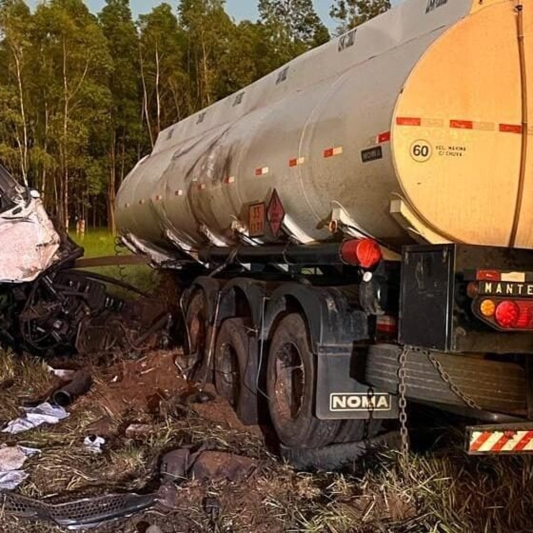 Acidente de caminhão-tanque em Nova Esperança deixa motorista ferido