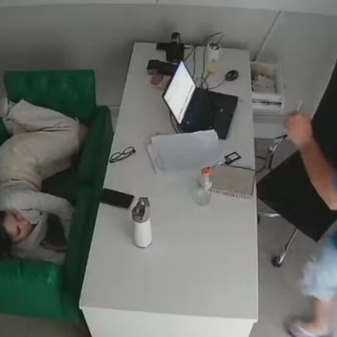 Recepcionista reage com tranquilidade a assalto em clínica