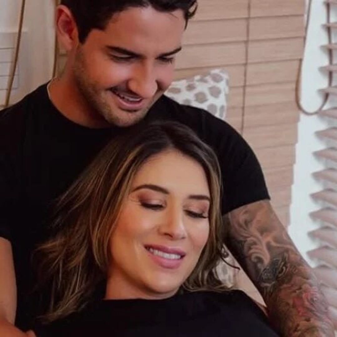 Alexandre Pato posta fotos com filho e relembra Silvio Santos