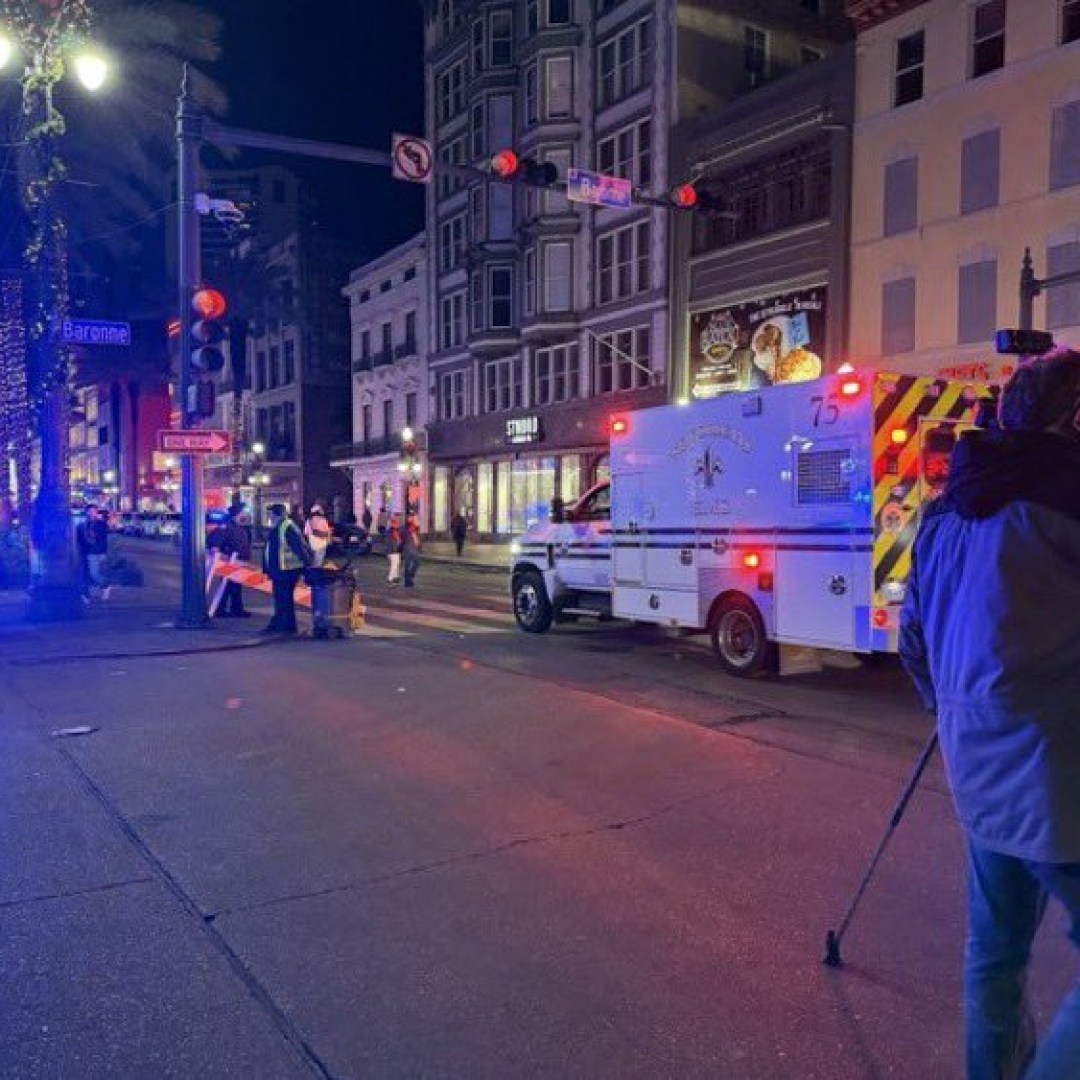 Veículo atropela multidão em Nova Orleans