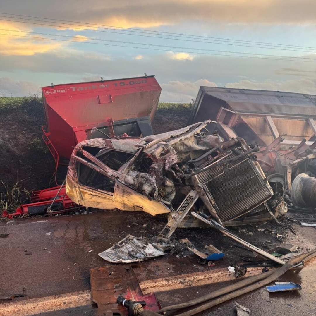 Acidente com carreta, caminhão e van deixa dois mortos e nove feridos no Paraná