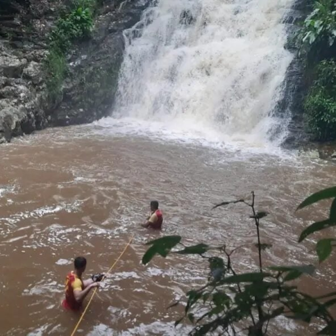 Homem e adolescente morrem afogados em tentativa de resgate no Paraná