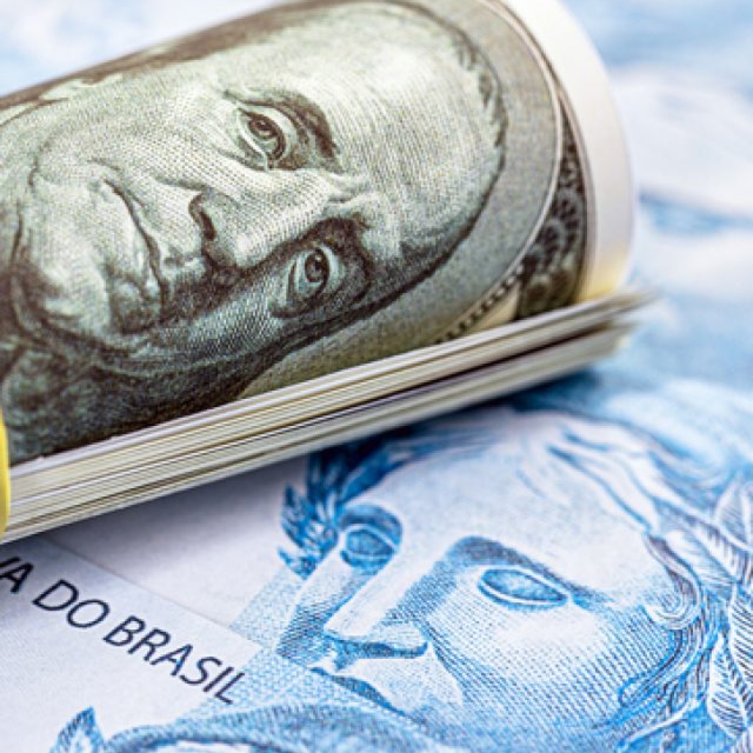 Dólar fecha em leve alta em sessão volátil