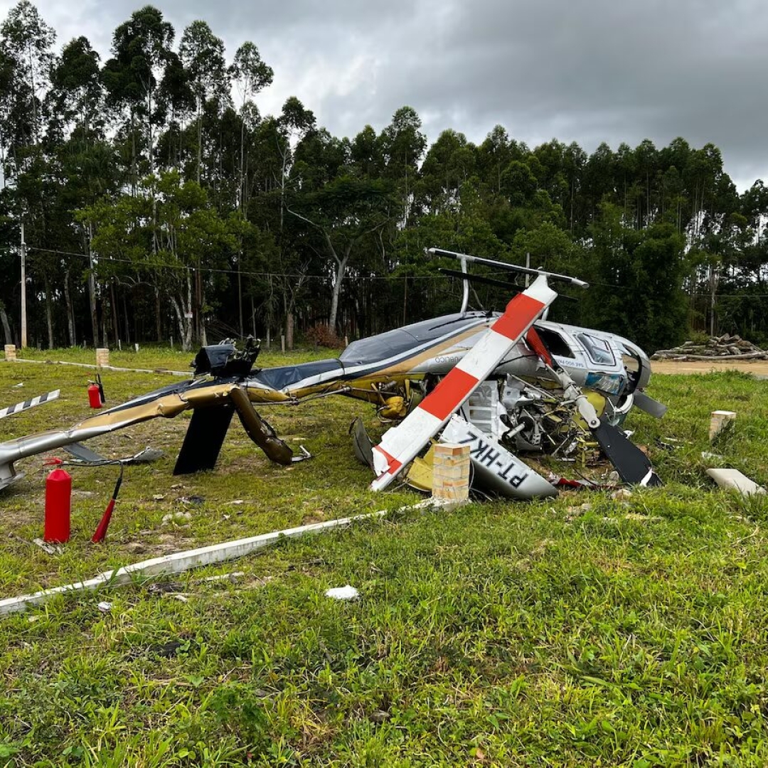 Helicóptero cai em Penha, SC e deixa duas pessoas feridas