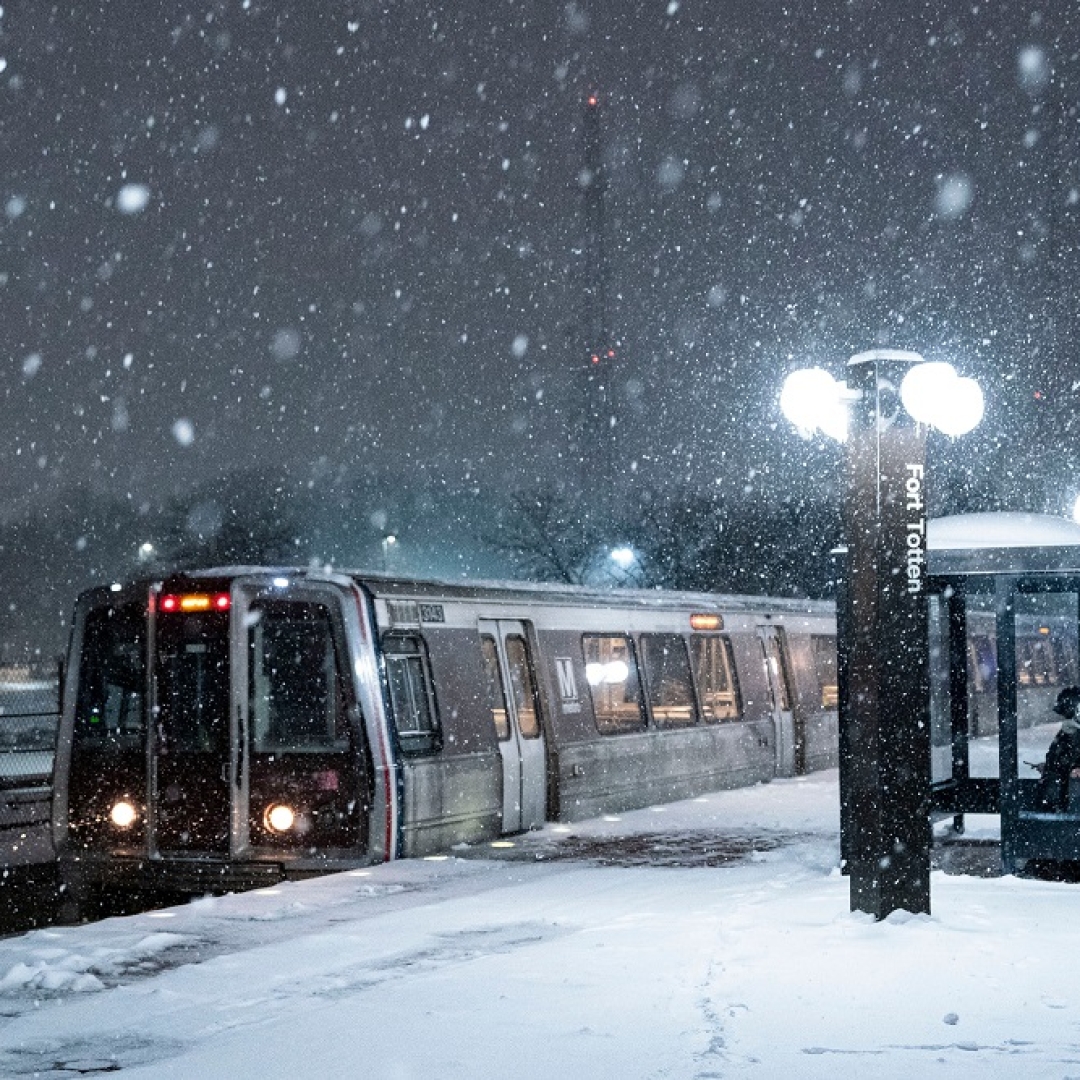 Tempestade de neve fecha escritórios em Washington e cancela voos nos EUA