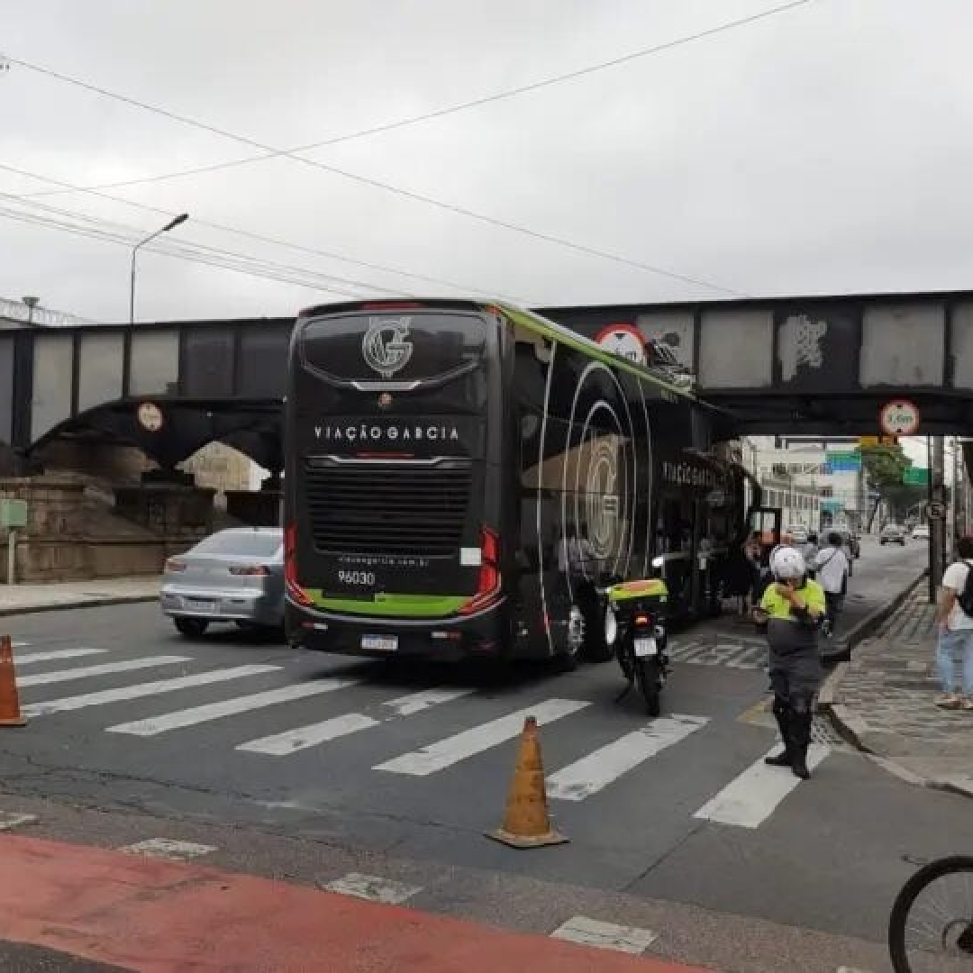 Ônibus fica enroscado na Ponte Preta em Curitiba