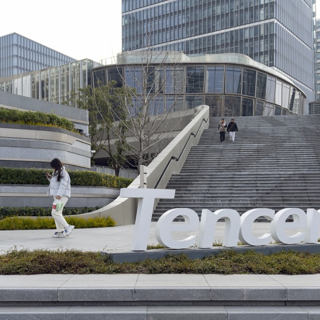 EUA restringem Tencent e CATL por supostos vínculos com Exército chinês