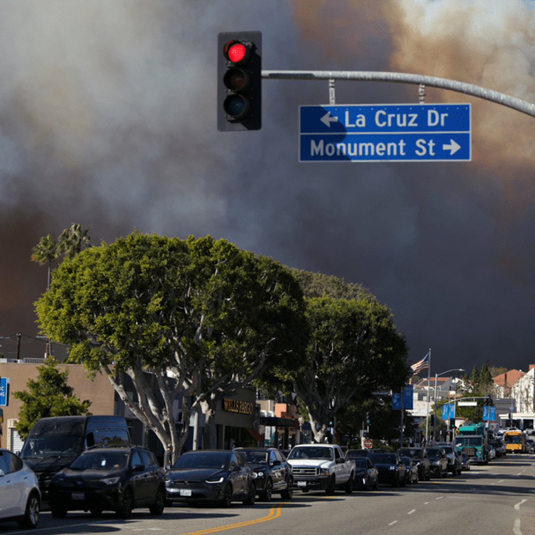 Incêndio florestal ameaça casas em Los Angeles