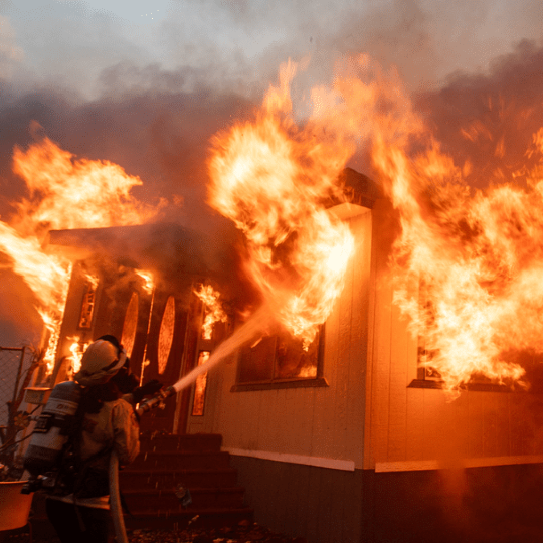 Incêndio florestal em Los Angeles força evacuação de celebridades de Hollywood