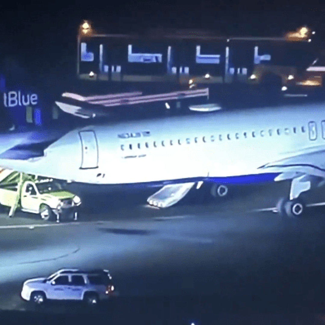 Passageiro abre porta de avião em Boston