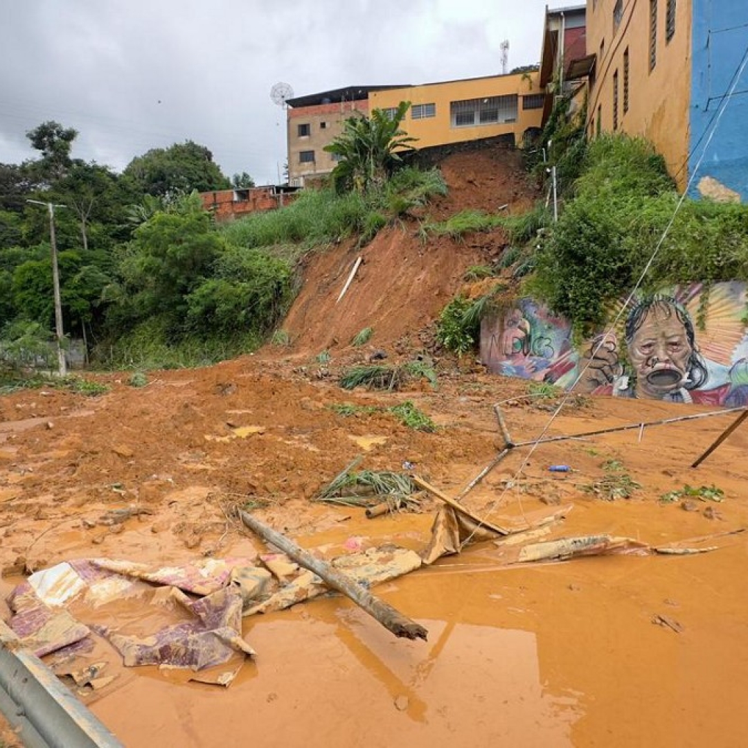 Desabamentos causados por chuvas em Ipatinga, MG, deixam cinco mortos e três desaparecidos