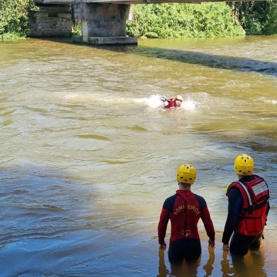 Cuidados ao tomar banho em cachoeiras e rios