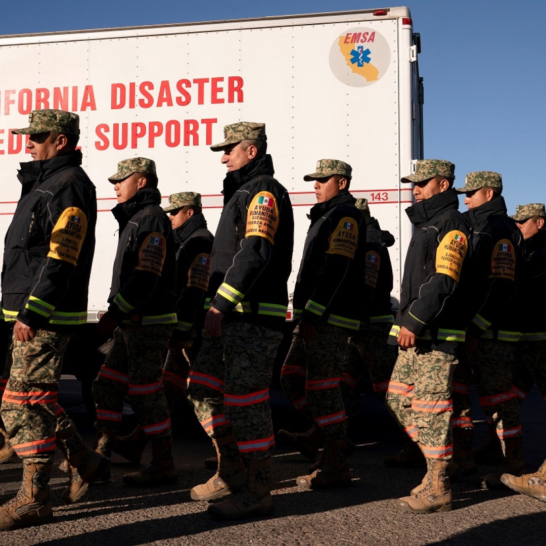 Bombeiros mexicanos ajudam a combater incêndios na Califórnia