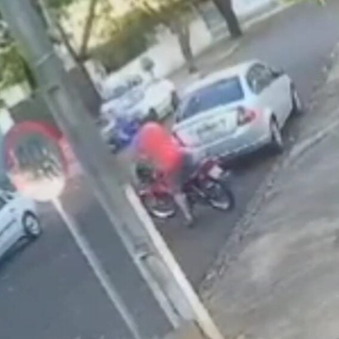 Homem tem moto roubada em Maringá