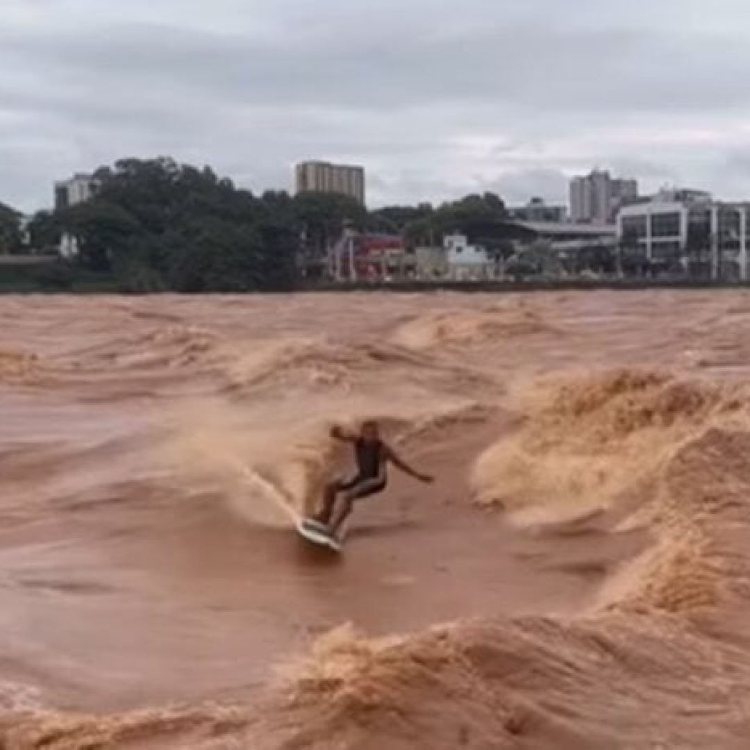 Surfista faz manobras em cheia do Rio Doce