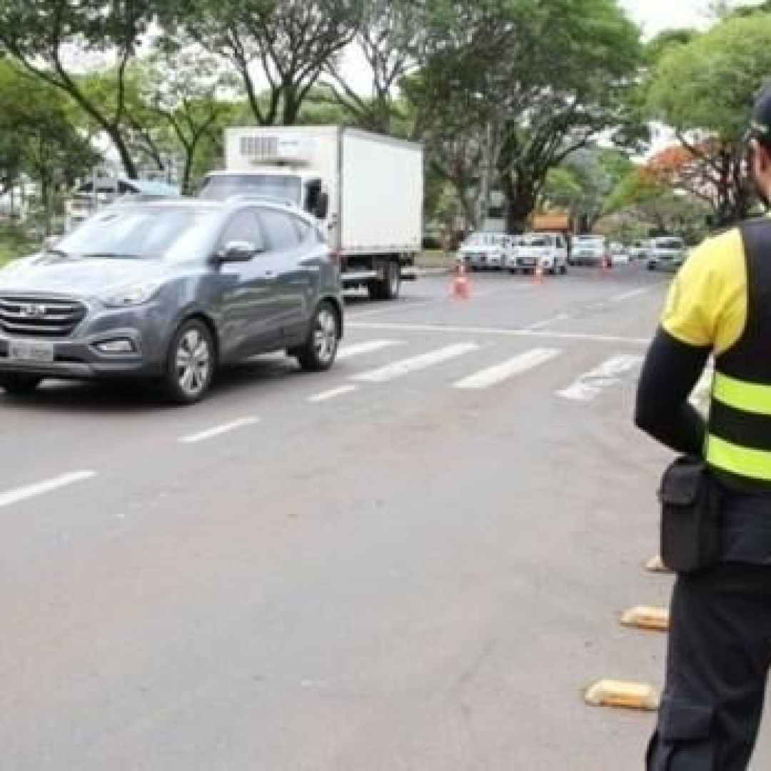 Agentes de trânsito de Maringá usam dispositivo de choque para autodefesa