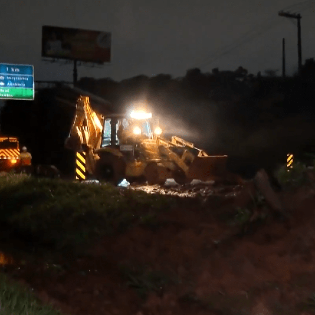 Deslizamento de Terra Interdita Rodovia Régis Bittencourt em São Paulo